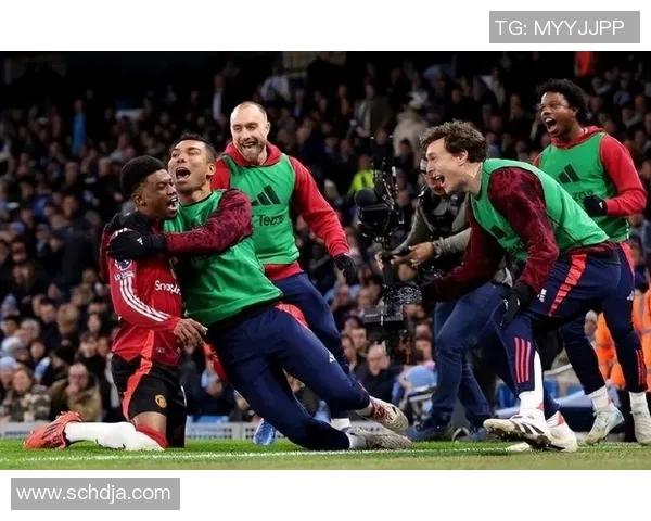 曼联客场逆转切尔西取得胜利，继续保持英超榜首位置