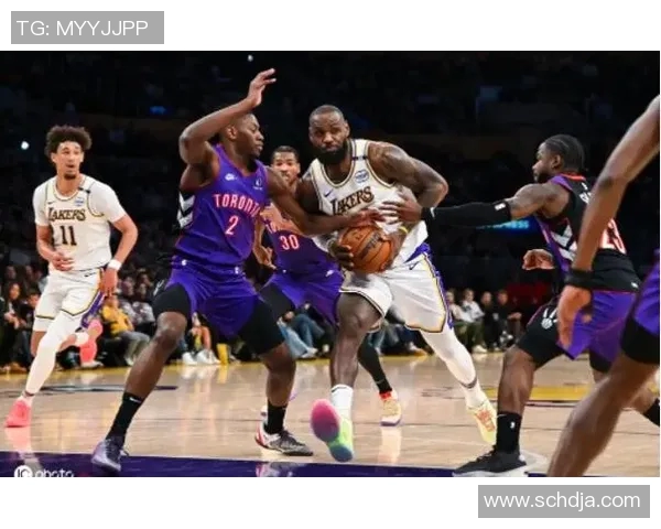 詹姆斯带伤砍下三双助湖人力克勇士,豪取五连胜 詹姆斯带伤砍下三双助湖人力克勇士,豪取五连胜